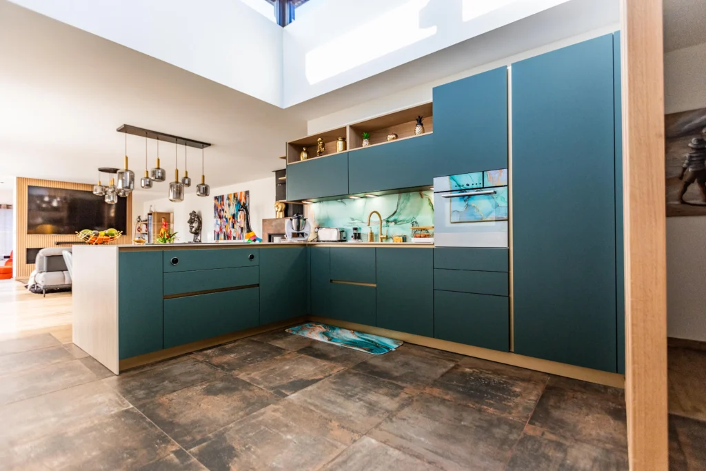 Aménagement intérieur : pourquoi choisir des meubles sur-mesure pour votre maison à Fécamp